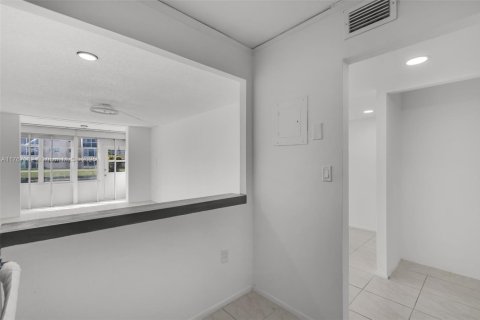 Купить кондоминиум в Санрайз, Флорида 1 спальня, 59.46м2, № 1979869 - фото 10