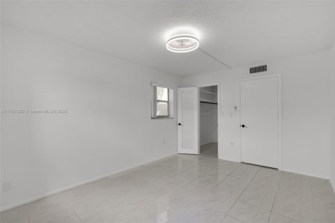 Купить кондоминиум в Санрайз, Флорида 1 спальня, 59.46м2, № 1979869 - фото 12