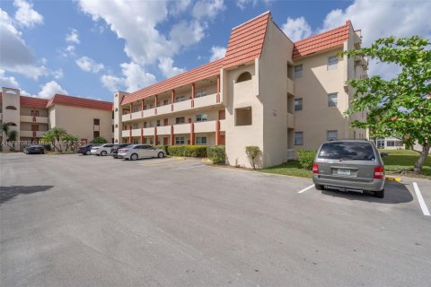 Купить кондоминиум в Санрайз, Флорида 1 спальня, 59.46м2, № 1979869 - фото 1