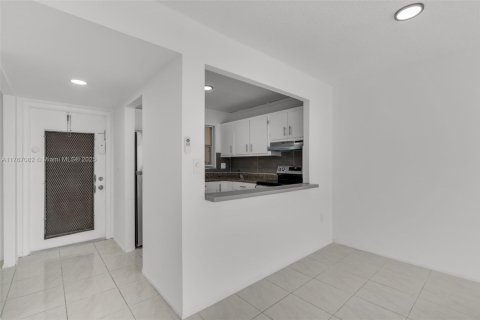 Купить кондоминиум в Санрайз, Флорида 1 спальня, 59.46м2, № 1979869 - фото 3