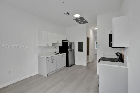 Condo in Miami, Florida, 1 bedroom  № 2086440 - photo 2