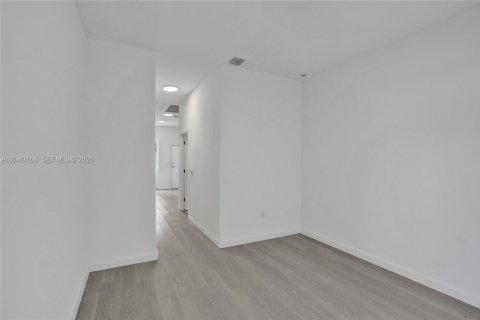 Condo in Miami, Florida, 1 bedroom  № 2086440 - photo 17