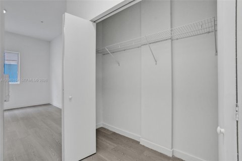Condo in Miami, Florida, 1 bedroom  № 2086440 - photo 13