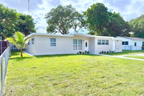 Villa ou maison à vendre à West Park, Floride: 3 chambres, 136.94 m2 № 1952928 - photo 2