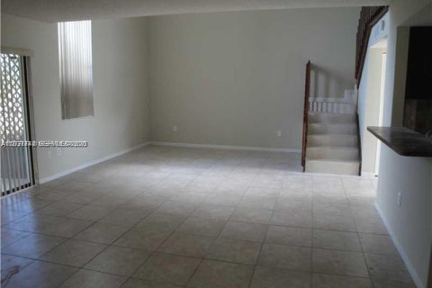 Снять в аренду таунхаус в Хомстед, Флорида 3 спальни, 132.2м2, № 1995577 - фото 2