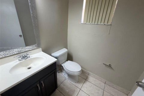 Снять в аренду таунхаус в Хомстед, Флорида 3 спальни, 132.2м2, № 1995577 - фото 17