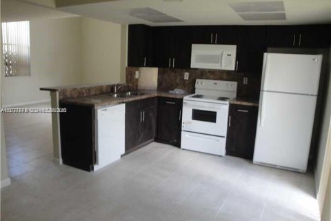 Снять в аренду таунхаус в Хомстед, Флорида 3 спальни, 132.2м2, № 1995577 - фото 7