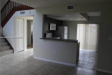 Снять в аренду таунхаус в Хомстед, Флорида 3 спальни, 132.2м2, № 1995577 - фото 11