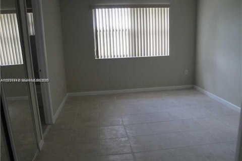 Снять в аренду таунхаус в Хомстед, Флорида 3 спальни, 132.2м2, № 1995577 - фото 13