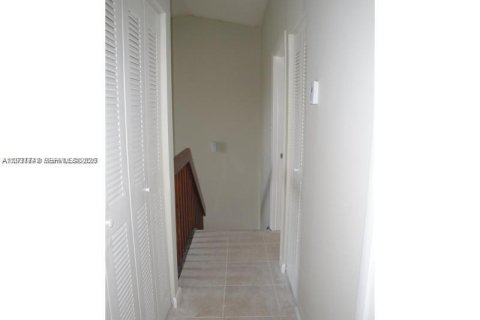 Снять в аренду таунхаус в Хомстед, Флорида 3 спальни, 132.2м2, № 1995577 - фото 4
