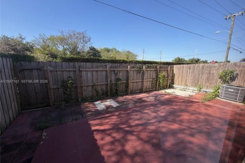 Снять в аренду таунхаус в Хомстед, Флорида 3 спальни, 132.2м2, № 1995577 - фото 21