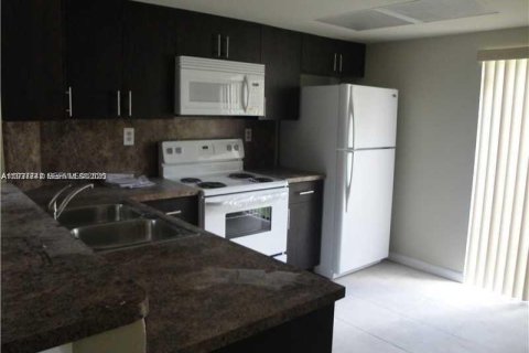 Снять в аренду таунхаус в Хомстед, Флорида 3 спальни, 132.2м2, № 1995577 - фото 8