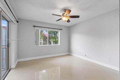 Condo in Hialeah, Florida, 2 bedrooms  № 1993272 - photo 11