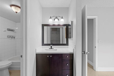 Condo in Hialeah, Florida, 2 bedrooms  № 1993272 - photo 9