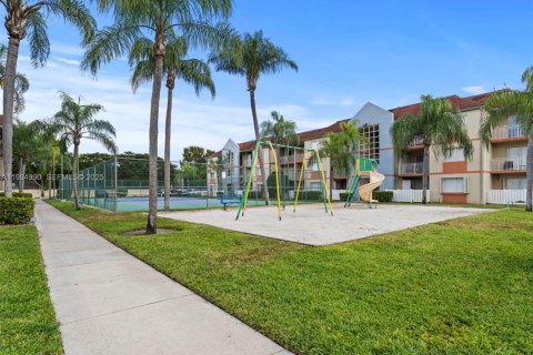 Condo in Hialeah, Florida, 2 bedrooms  № 1993272 - photo 18