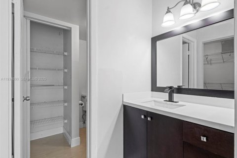 Condo in Hialeah, Florida, 2 bedrooms  № 1993272 - photo 25