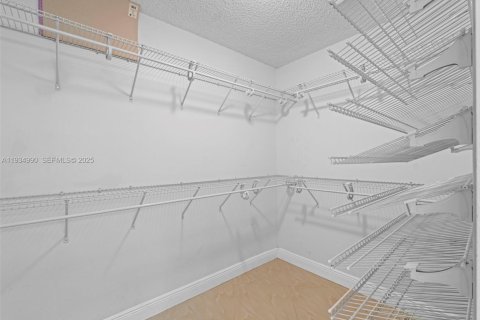 Condo in Hialeah, Florida, 2 bedrooms  № 1993272 - photo 10