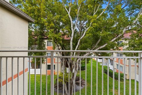 Condo in Hialeah, Florida, 2 bedrooms  № 1993272 - photo 7