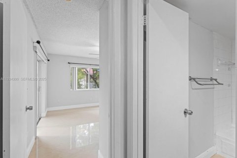 Condo in Hialeah, Florida, 2 bedrooms  № 1993272 - photo 29