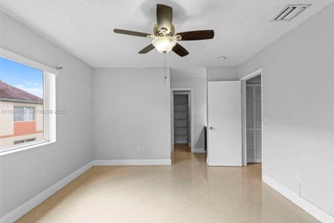 Condo in Hialeah, Florida, 2 bedrooms  № 1993272 - photo 22