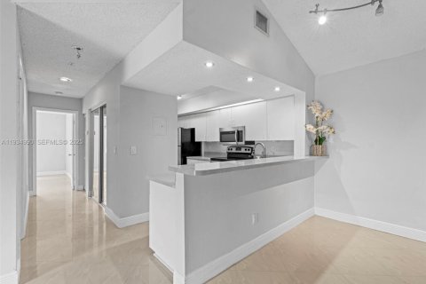 Condo in Hialeah, Florida, 2 bedrooms  № 1993272 - photo 4