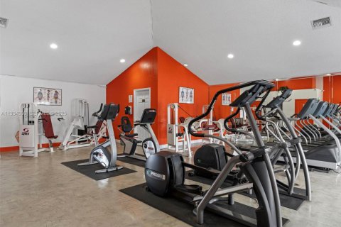 Condo in Hialeah, Florida, 2 bedrooms  № 1993272 - photo 17