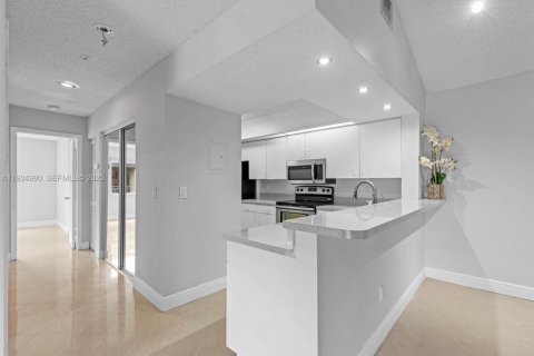 Condo in Hialeah, Florida, 2 bedrooms  № 1993272 - photo 21