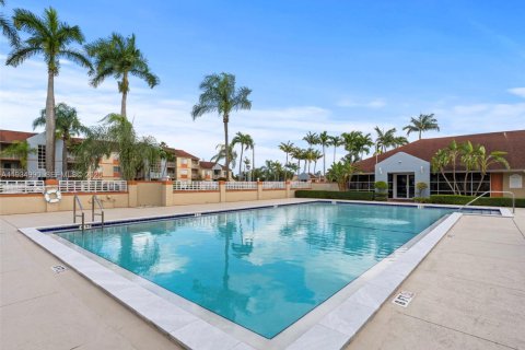 Condo in Hialeah, Florida, 2 bedrooms  № 1993272 - photo 15