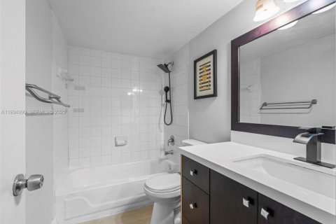 Condo in Hialeah, Florida, 2 bedrooms  № 1993272 - photo 12