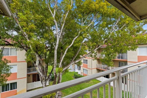 Condo in Hialeah, Florida, 2 bedrooms  № 1993272 - photo 23