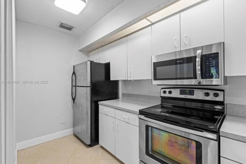 Condo in Hialeah, Florida, 2 bedrooms  № 1993272 - photo 5