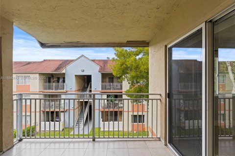 Condo in Hialeah, Florida, 2 bedrooms  № 1993272 - photo 3