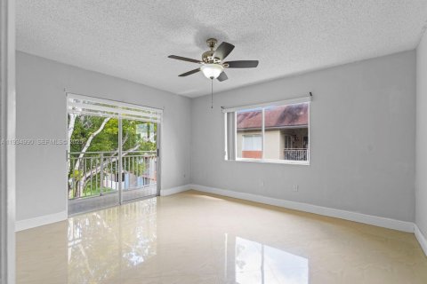 Condo in Hialeah, Florida, 2 bedrooms  № 1993272 - photo 6
