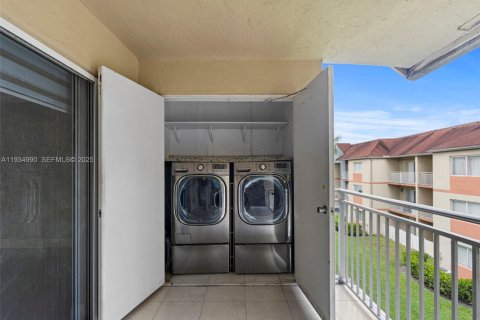 Condo in Hialeah, Florida, 2 bedrooms  № 1993272 - photo 13