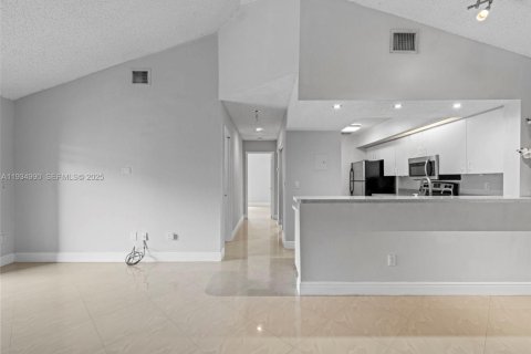 Condo in Hialeah, Florida, 2 bedrooms  № 1993272 - photo 2