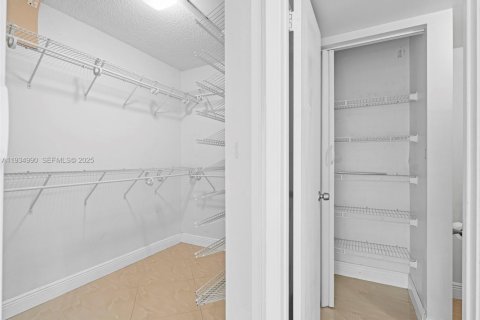 Condo in Hialeah, Florida, 2 bedrooms  № 1993272 - photo 24