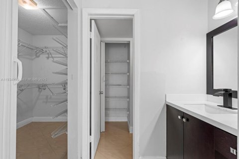 Condo in Hialeah, Florida, 2 bedrooms  № 1993272 - photo 27