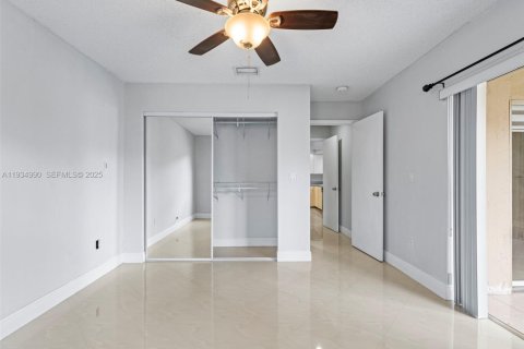 Condo in Hialeah, Florida, 2 bedrooms  № 1993272 - photo 28