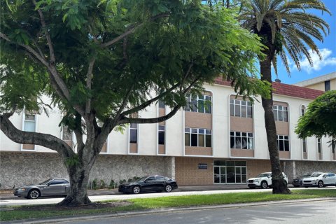 Commercial property in Coral Gables, Florida № 1944139 - photo 2