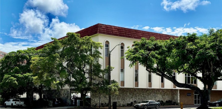 Commercial property in Coral Gables, Florida № 1944139