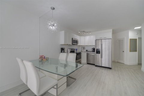 Condominio en venta en Hallandale Beach, Florida, 1 dormitorio, 81.57 m2 № 1979477 - foto 5