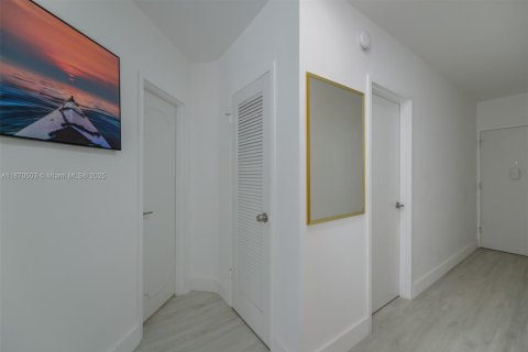 Condominio en venta en Hallandale Beach, Florida, 1 dormitorio, 81.57 m2 № 1979477 - foto 15