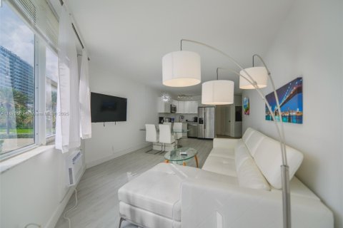 Condominio en venta en Hallandale Beach, Florida, 1 dormitorio, 81.57 m2 № 1979477 - foto 4