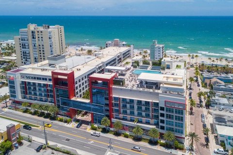 Hôtel, hôtellerie à vendre à Hollywood, Floride: 2 chambres, 88.16 m2 № 2025784 - photo 3