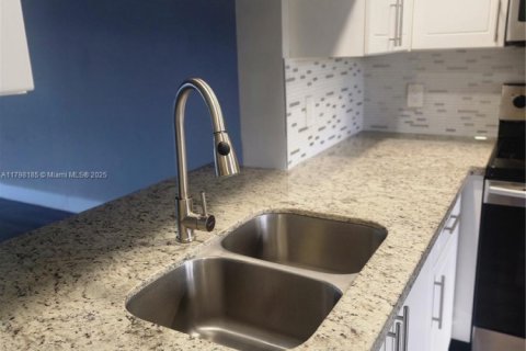 Condo in Pembroke Pines, Florida, 2 bedrooms  № 1937283 - photo 6