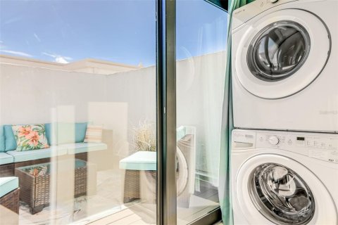 Condo in Englewood, Florida, 2 bedrooms  № 1733895 - photo 18