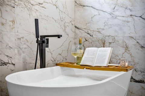 House in Palmetto Bay, Florida 5 bedrooms, 282.89 sq.m. № 2003985 - photo 6