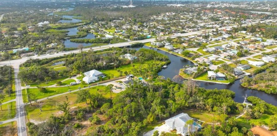 House in Englewood, Florida 3 bedrooms, 266.07 sq.m. № 1547970