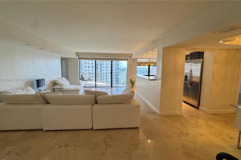 Снять в аренду кондоминиум в Авентура, Флорида 3 спальни, 145.95м2, № 1957758 - фото 1