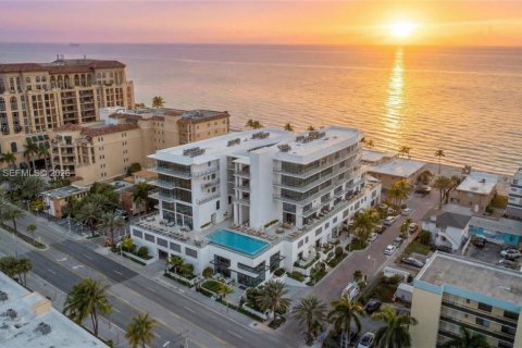 Condo in Hollywood, Florida, 3 bedrooms  № 2007992 - photo 10